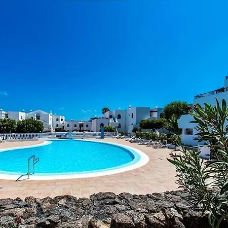 Sleeps 4 Pool Wifi Apartment